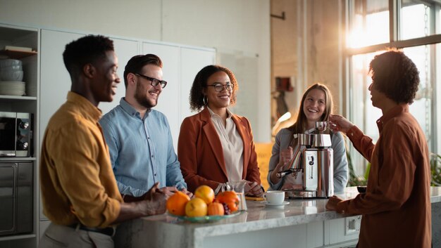 Ludzie w kuchni rozmawiają